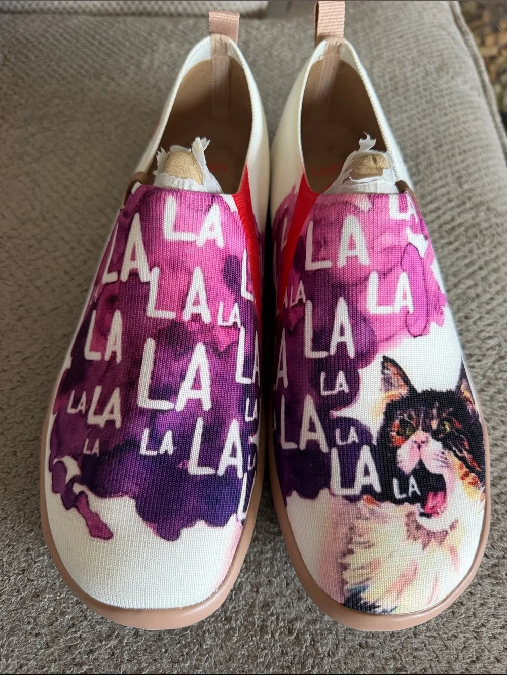 Women’s UIN la la la Cat Graphic Slip-On loafers